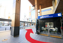 駅舎を出ましたら、「長野電鉄」の出入り口を通り過ぎ歩道を道なりにお進みください。