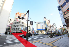 長野大通りに出ましたら、横断歩道を渡り「ながの東急百貨店」様の方向にお進みください。