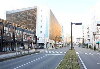 当ホテルから長野大通りをJR長野駅の方向にお進みいただくと、通り沿い左側にご覧いただけます。