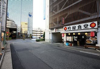 こちらは出口。突き当たりを右折してください。
