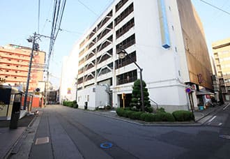 建物の奥が入り口です。